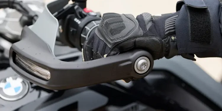 BMW desenvolve transmissão automática: Automated Shift Assistant instalado numa R1300GS