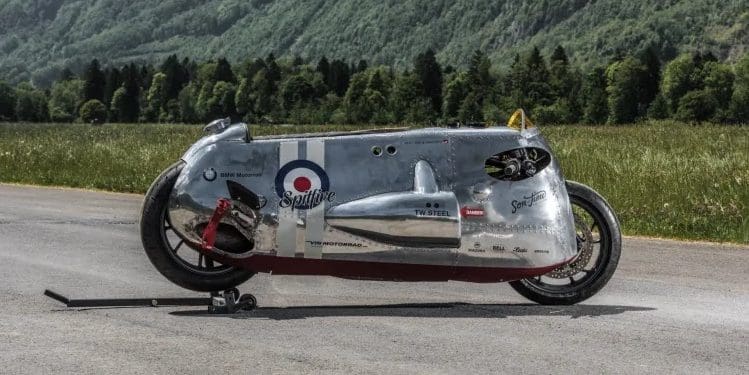 BMW R1200 R LC: Fusão única, e customizada, entre aviação e motociclismo