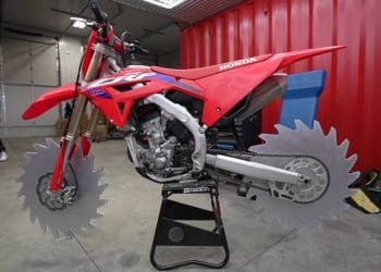 Vídeo – Rodas que são lâminas de uma serra elétrica? Honda CRF250R e um ATV surpreendem tudo e todos
