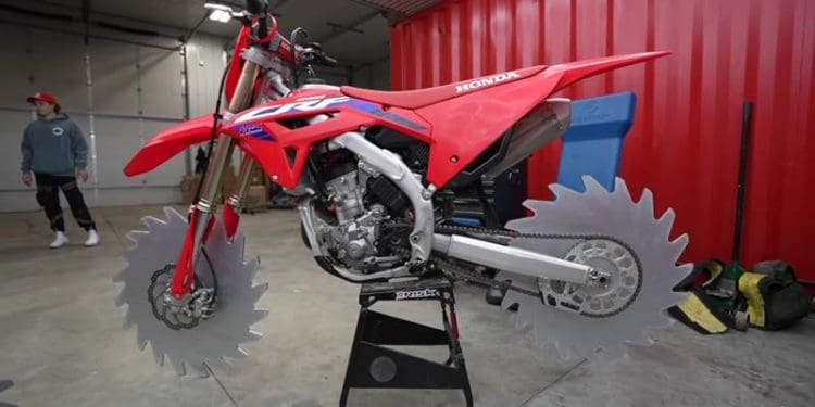Vídeo – Rodas que são lâminas de uma serra elétrica? Honda CRF250R e um ATV surpreendem tudo e todos