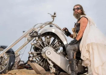 Chris Hemsworth com uma nova companheira – modelo estilo “chopper” é a nova curiosidade do filme “Furiosa”