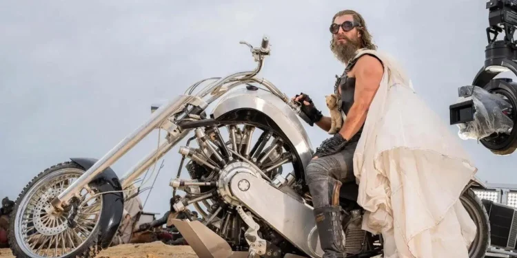 Chris Hemsworth com uma nova companheira – modelo estilo “chopper” é a nova curiosidade do filme “Furiosa”
