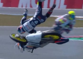 Vídeo: O assustador highside de Collin Veijer na qualificação do Moto3, que fez o piloto… voar