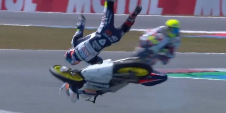 Vídeo: O assustador highside de Collin Veijer na qualificação do Moto3, que fez o piloto… voar