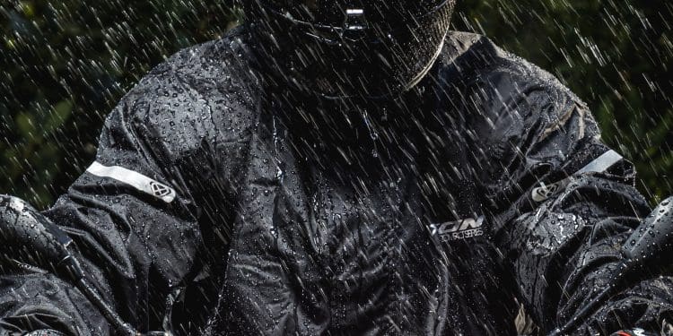 Nem a chuva o vai parar! IXON Compact Series, um conjunto de vestuário para motociclistas aventureiros