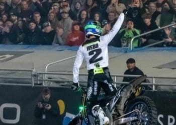 Drama de Jett Lawrence, com queda nas últimas voltas «dá» vitória a Cooper Webb no AMA 450 em Arlington