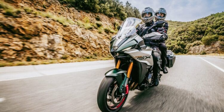 Suzuki GSX-S1000GX+ é uma versão ainda mais acessível e prática