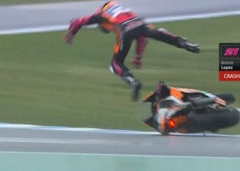 Vídeo: Sortes distintas no FP1 do Moto2 – Do «save» de Izan Guevara ao highside de Alonso López