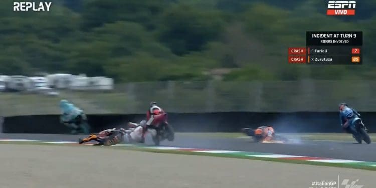 Vídeo: Bandeira vermelha no Moto3 após acidente assustador entre Filippo Farioli e Xabi Zurutuza
