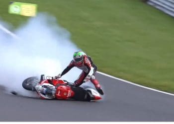 Vídeo: A aparatosa queda a alta velocidade de Glenn Irwin no BSB em Brands Hatch