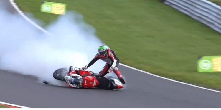 Vídeo: A aparatosa queda a alta velocidade de Glenn Irwin no BSB em Brands Hatch