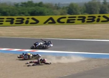 Vídeo: A estranha queda de Sam Lowes em Most, que arrastou Scott Redding para o chão