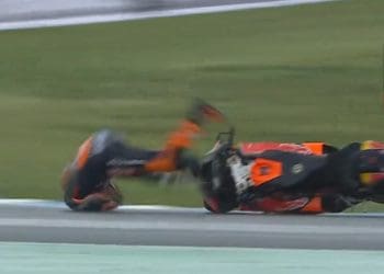 Vídeo: A queda de Celestino Vietti que resultou em fratura da clavícula esquerda e afastamento do piloto do GP da Austrália