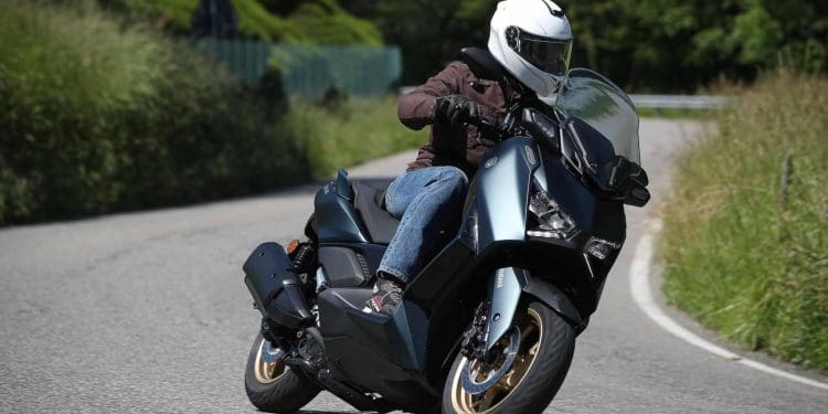 Ensaio – Yamaha XMax 300 Tech max – reforçar posição