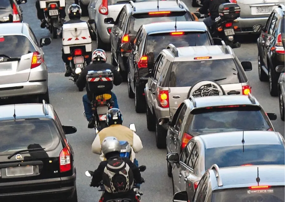 Espanha vai permitir que os motociclistas utilizem a berma para diminuir o tráfego