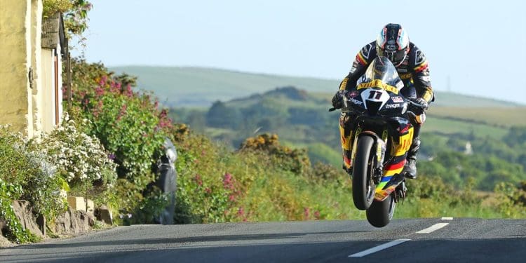 Novas atualizações dos pilotos envolvidos no acidente no TT Ilha de Man que causou bandeira vermelha