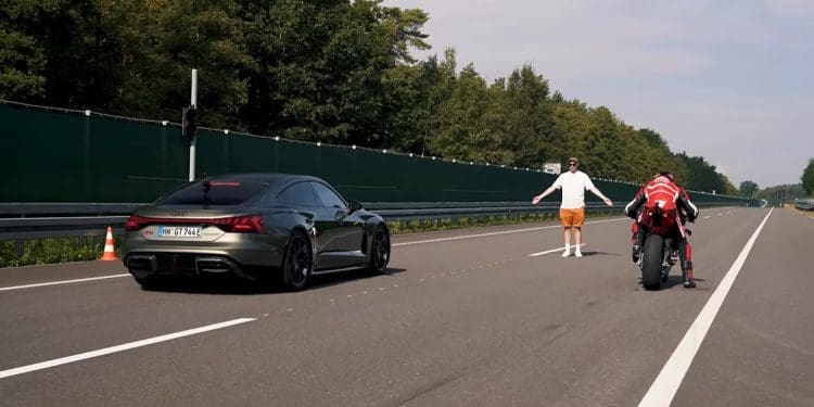 Vídeo: Duelo inesperado entre Audi RS e-tron GT Performance e Ducati Panigale V4S