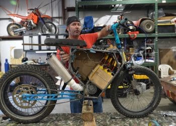 Mini moto elétrica: Engenho, gambiarra, e a aventura de mãos dadas para criar algo único… e diferente (c/vídeo)