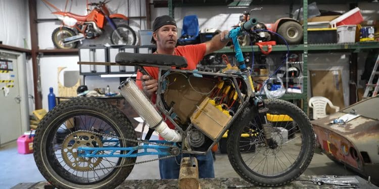 Mini moto elétrica: Engenho, gambiarra, e a aventura de mãos dadas para criar algo único… e diferente (c/vídeo)