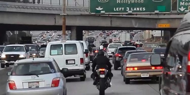 Especialista francês em segurança motociclística defende filtragem entre faixas