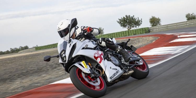 Suzuki mantém-se fiel a motores de combustão interna