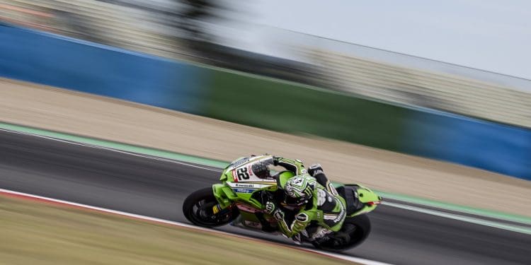 Alex Lowes devolve a Kawasaki às pole positions no WSBK; Ivo Lopes em último