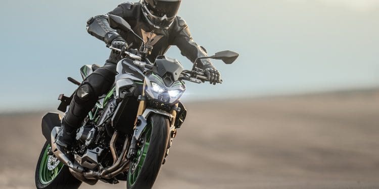 Kawasaki Z900, supernaked de cara lavada para 2025