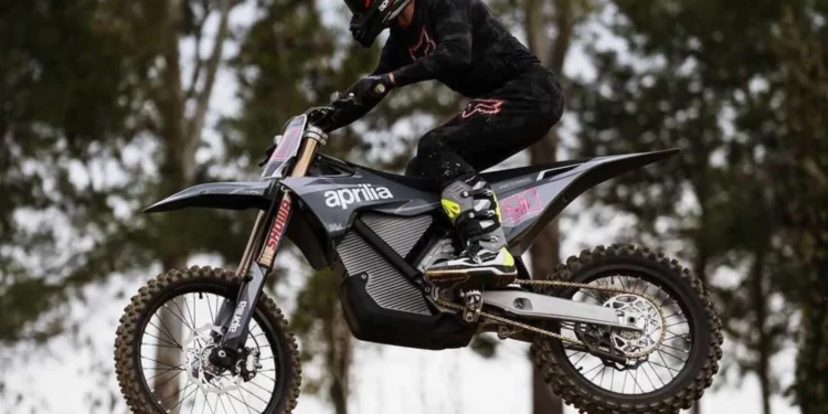 Stark Varg – Aleix Espargaró treina com a nova moto de todo-o-terreno elétrica