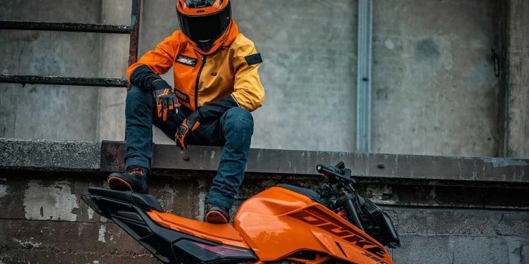 A KTM apresenta a coleção de vestuário e acessórios dedicada à gama Duke