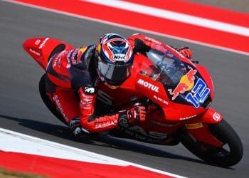Jacob Roulstone mostrou, em casa, como se faz e liderou Q1 do Moto3; Adrián Fernández, David Muñoz e Taiyo Furusato seguiram em frente