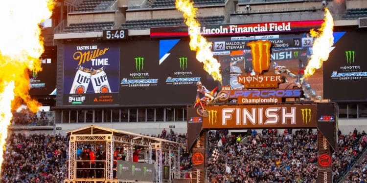 Vídeo: Melhores momentos do AMA Supercross 450 em Filadélfia