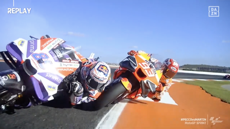 Vídeo – Marc Márquez deixa marcas do seu pneu no ombro de Jorge Martín