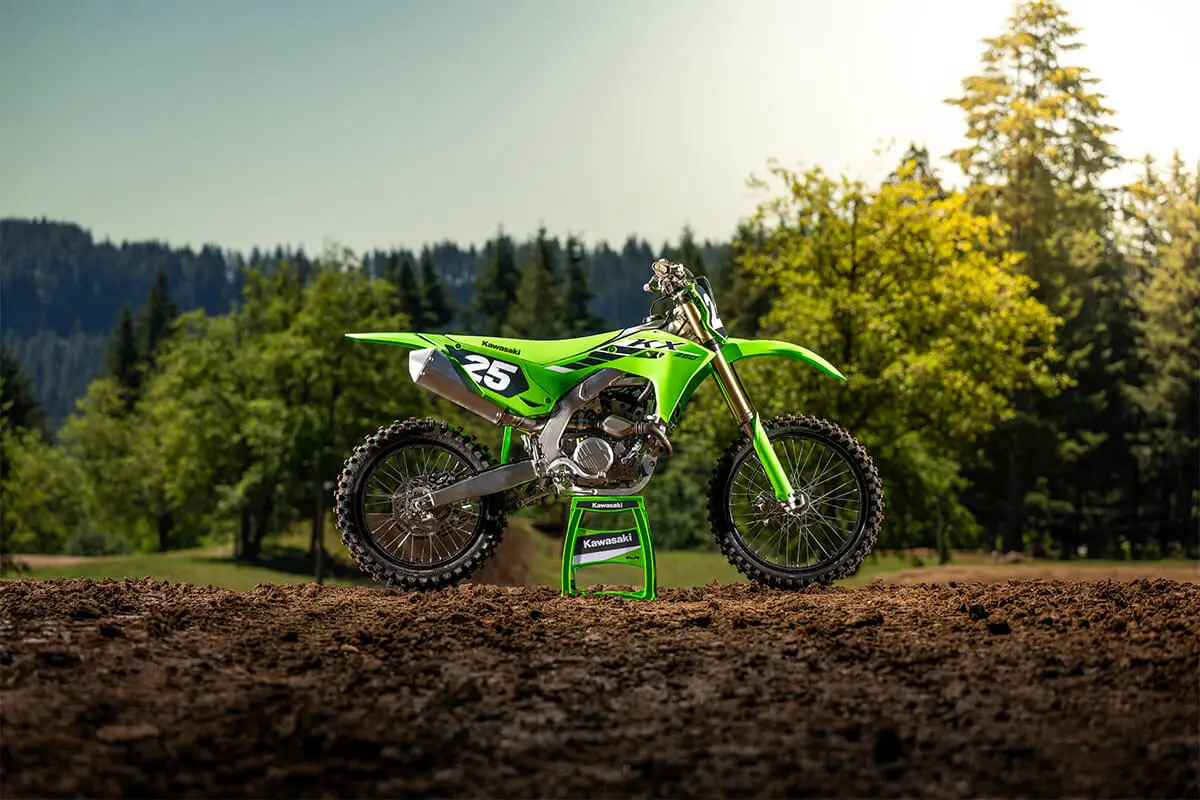 ビデオ：カワサキ KX250 - モトクロス愛好者のための新しい「武器」 - Motociclismo