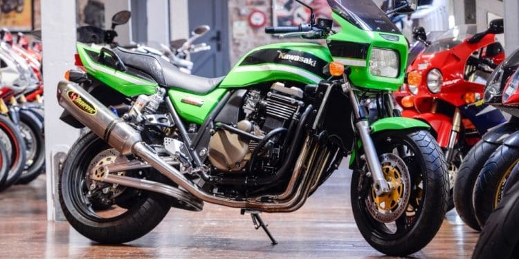 Kawasaki ZRX1200 – último modelo equipado com motor Ninja que cumpria os regulamentos das emissões