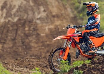Vídeo: KTM 85 SX de 2025 – A moto com ADN vencedor para os mais novos