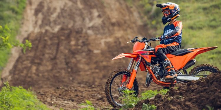 Vídeo: KTM 85 SX de 2025 – A moto com ADN vencedor para os mais novos