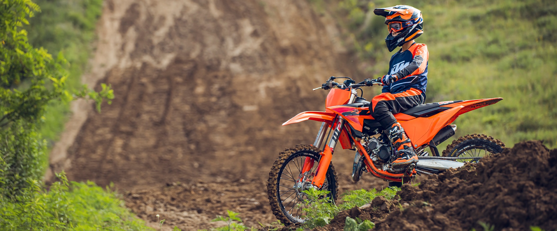 Vídeo: KTM 85 SX de 2025 – A moto com ADN vencedor para os mais novos