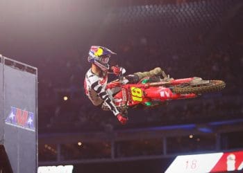 Jett Lawrence disse adeus a Nashville no AMA 450SX com uma vitória e é agora o único líder do campeonato