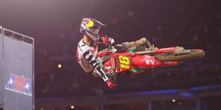 Jett Lawrence disse adeus a Nashville no AMA 450SX com uma vitória e é agora o único líder do campeonato