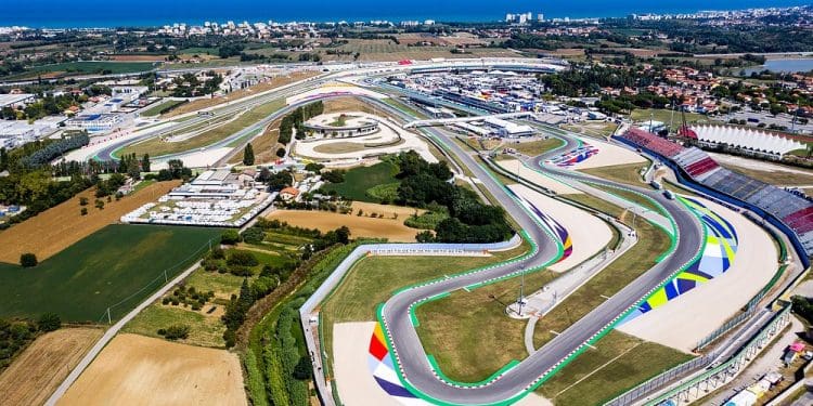 Misano recebe testes de MotoGP mas quase 1h30 depois do seu início ainda ninguém saiu para a pista