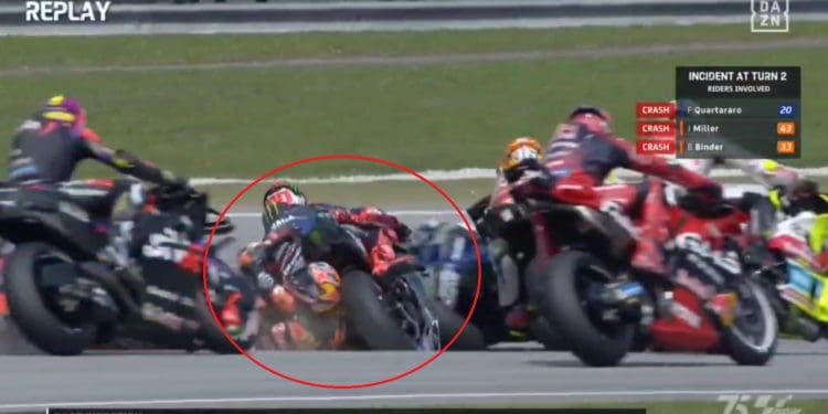 Vídeo: Bandeira vermelha após o caos absoluto no início do GP da Malásia, com Quartararo, Miller e Binder juntos num brutal e enorme acidente