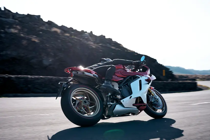 Vídeo: MV Agusta Superveloce 1000 Serie Oro, a arte em duas rodas, e que tem um som que vale a pena ouvir