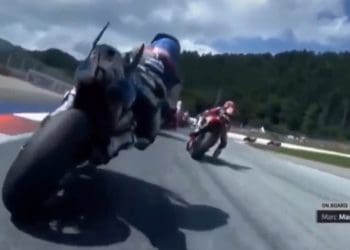 Vídeo: Vai tudo à frente! Marc Márquez toca em Miguel Oliveira e arruína corrida do português na Áustria