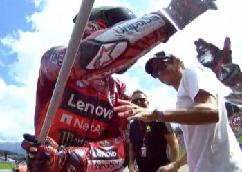 ‘Se Marc Márquez continuar a cometer erros não forçados… não se pode dar muito ao Pecco. O Valentino estará em cima dele!’ – Alex Lowes