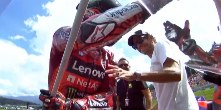 ‘Se Marc Márquez continuar a cometer erros não forçados… não se pode dar muito ao Pecco. O Valentino estará em cima dele!’ – Alex Lowes