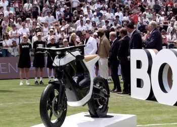 Tenista Jack Draper recebe o modelo elétrico Novus no torneio de Estugarda