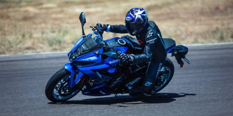 Suzuki GSX-8R: Uma moto desportiva de alta performance em campanha