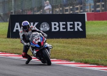 Razgatlioglu continua a dominar em Donington e liderou o Warm Up; Alex Lowes e Jonathan Rea, em casa, terminaram no top cinco
