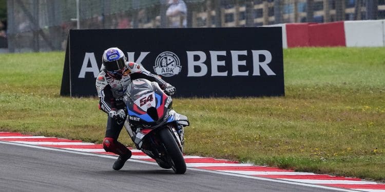 Razgatlioglu continua a dominar em Donington e liderou o Warm Up; Alex Lowes e Jonathan Rea, em casa, terminaram no top cinco