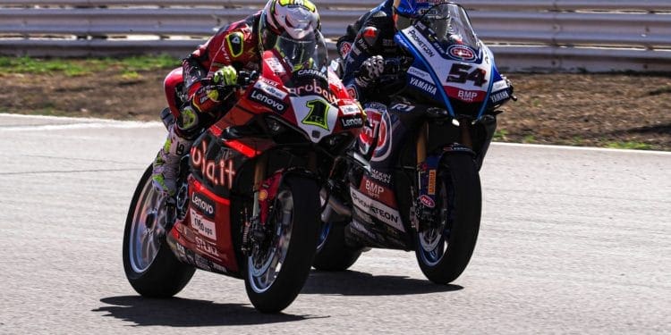 Razgatlioglu gosta de lutar com Álvaro Bautista e não esquece quebra de rendimento do espanhol: ‘Não percebo o que o destruiu este ano’